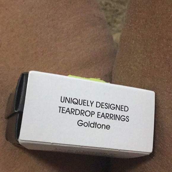 Avon Uniquely Designed Goldtone teardrop earrings - Picture 7 of 8